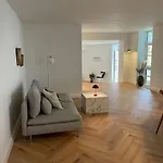 Nyrenoveret Charmerende Lejlighed I C!