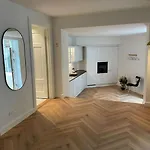 Nyrenoveret Charmerende Lejlighed I C! Odense