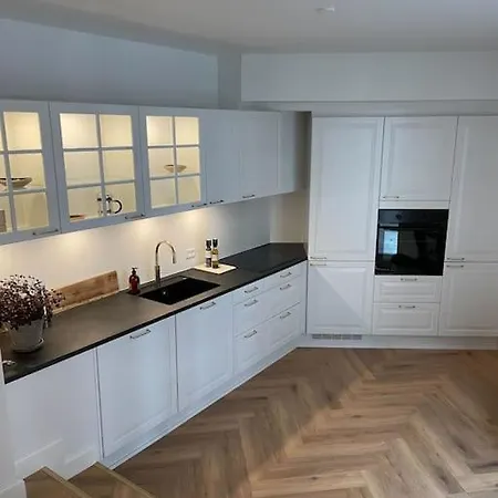 דירה Nyrenoveret Charmerende Lejlighed I C!