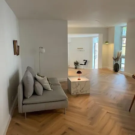 Nyrenoveret Charmerende Lejlighed I C!