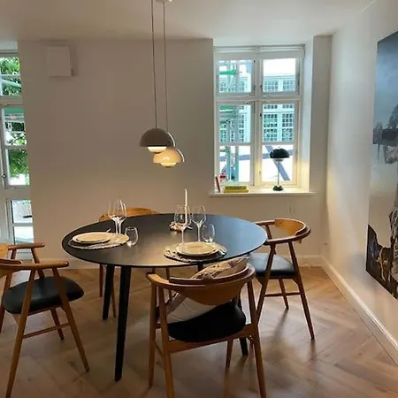 Nyrenoveret Charmerende Lejlighed I C!