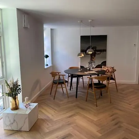 Nyrenoveret Charmerende Lejlighed I C! Odense