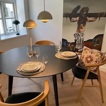 Nyrenoveret Charmerende Lejlighed I C! Odense