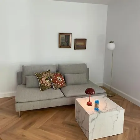 Apartment Nyrenoveret Charmerende Lejlighed I C!