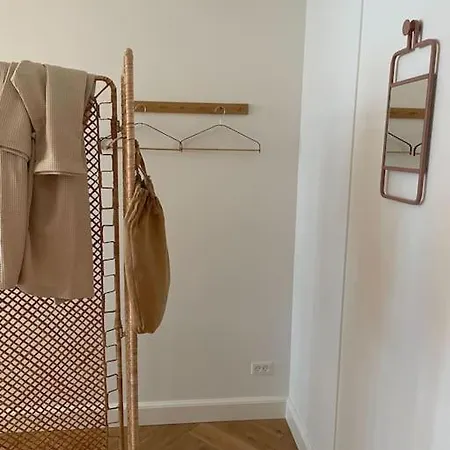 Nyrenoveret Charmerende Lejlighed I C!