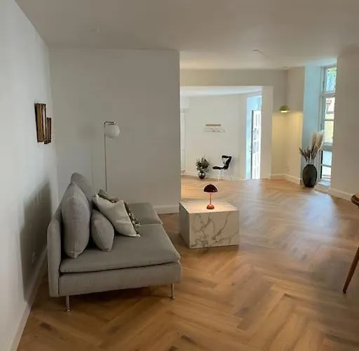 Nyrenoveret Charmerende Lejlighed I C!