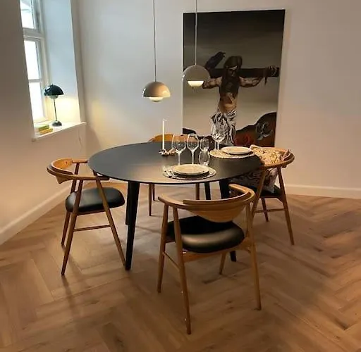 Nyrenoveret Charmerende Lejlighed I C! * Odense